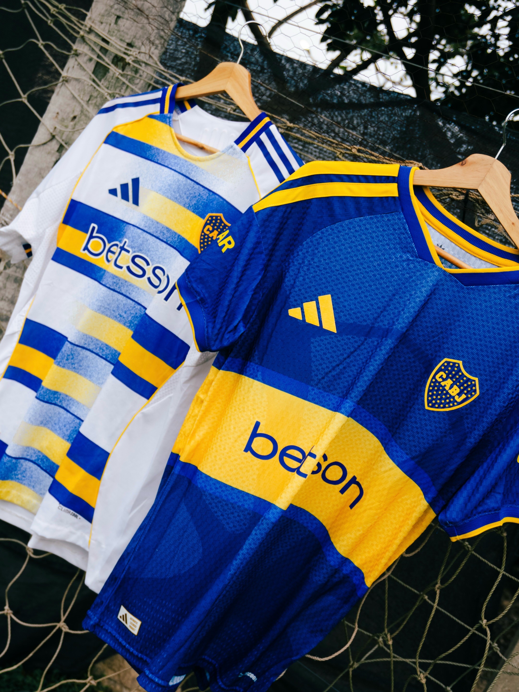 Fotografía de la producción de camisetas de Boca para Alcorta y Anfield, toma 7