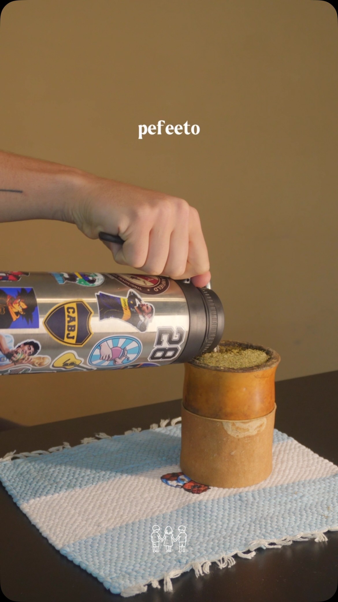 Un termo sirve agua en un mate en el reel de Los Sobrinos