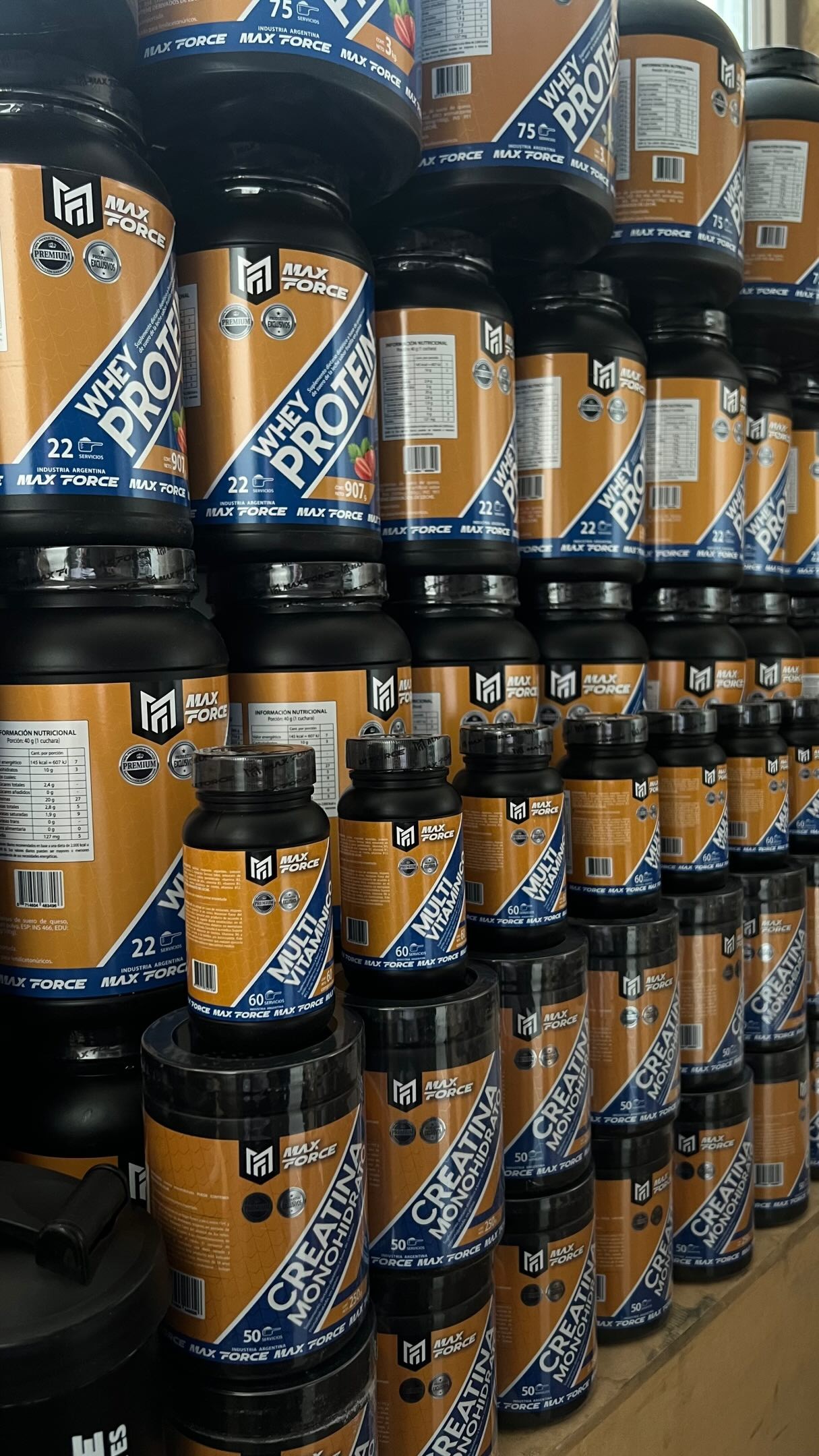 Proteínas y creatina Maxforce en Plug Imports